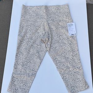 NWT Athleta Salutation Stash Pocket II Print Capri Liquid Petals Cream 1X